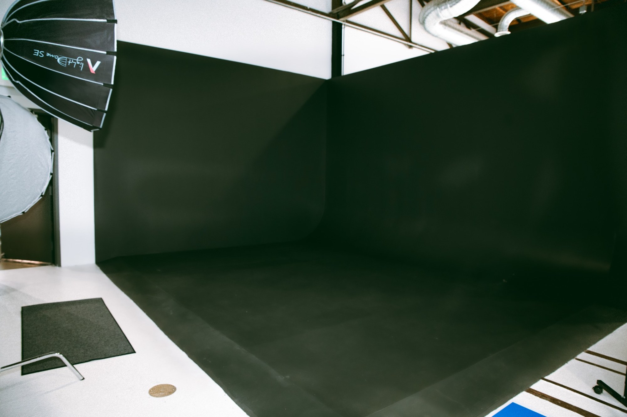 after-englewood-photography-studio-remodel-curved-white-photo-wall