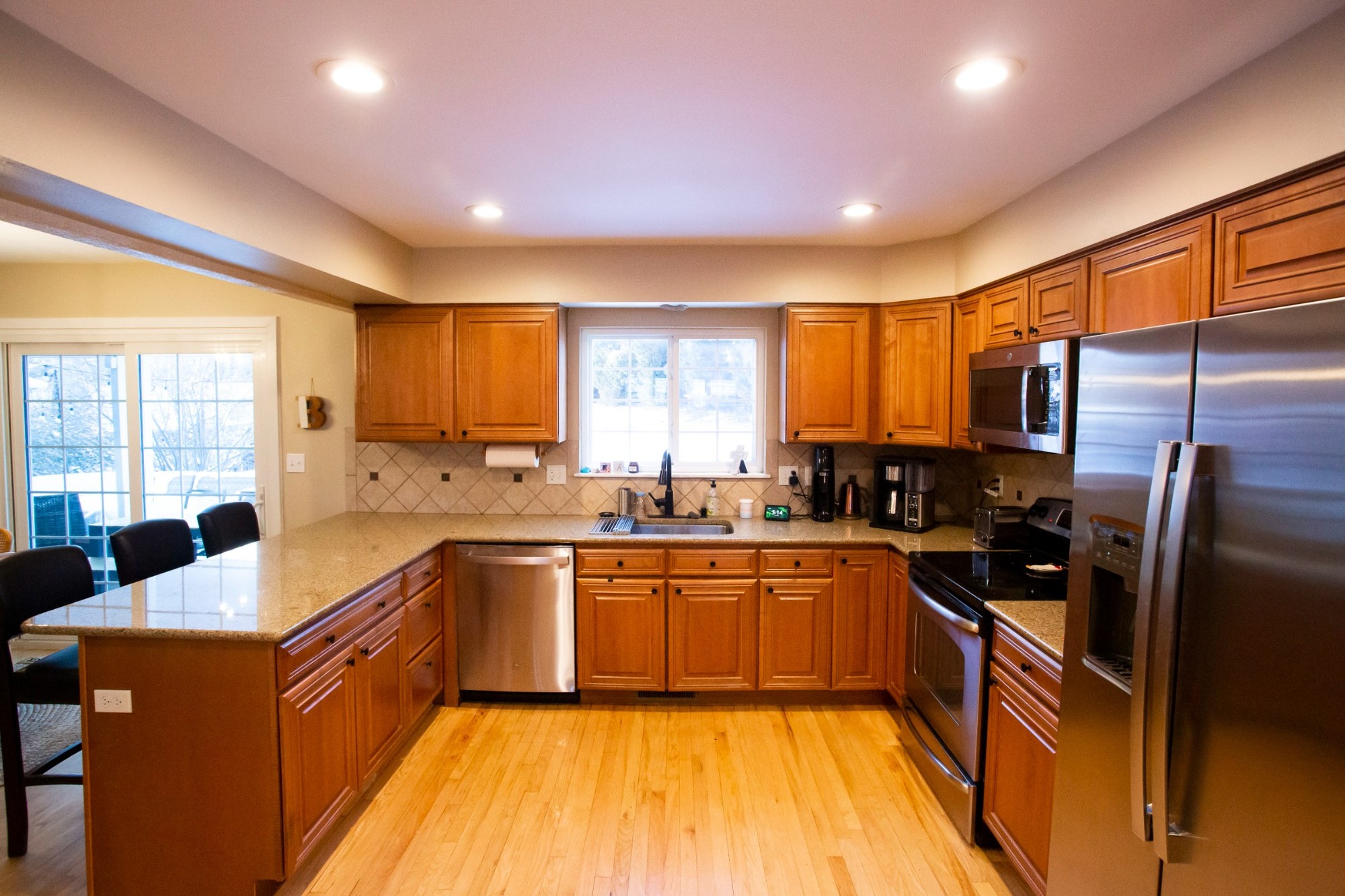 before-littleton-kitchen-remodel-sink-wall-and-dated-finishes