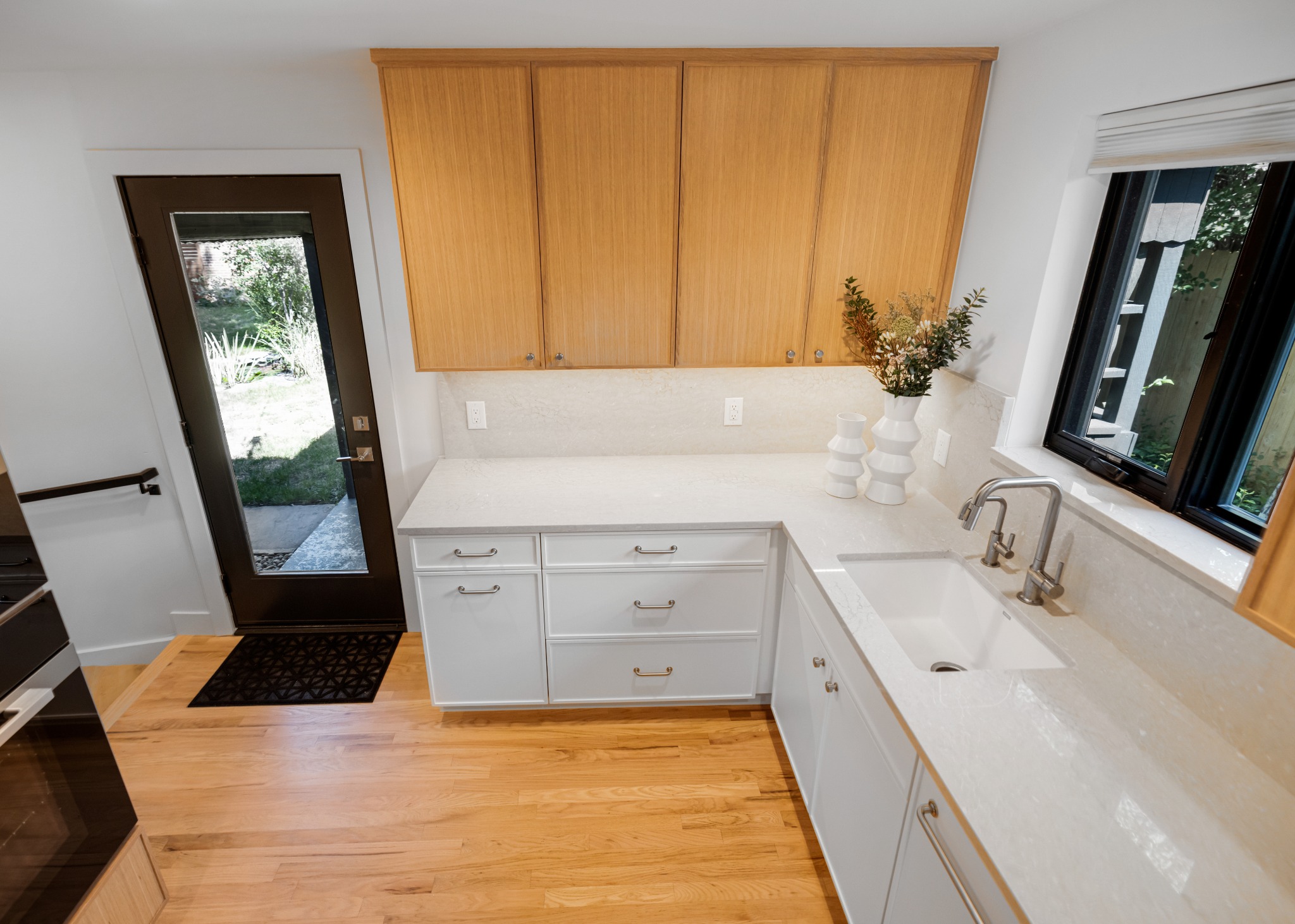 after-denver-kitchen-remodel-quartz-countertops-and-oak-cabinets