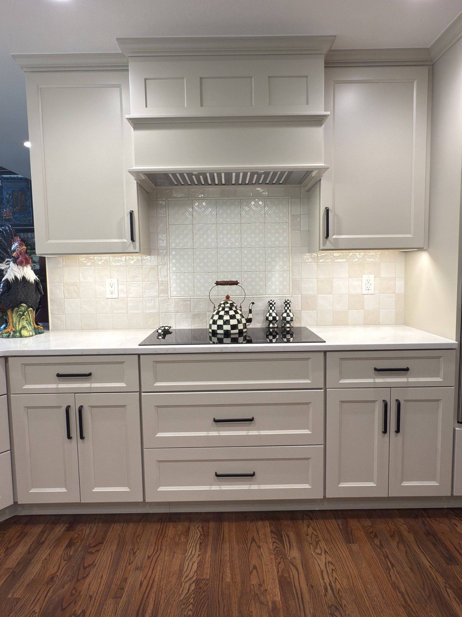after-littleton-kitchen-remodel-straight-on-range-hood-and-cooktop